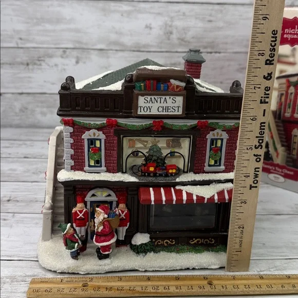 St Nicholas Square “Santa’s Toy Chest” 2010 Christmas Village with box and light - Picture 3 of 7